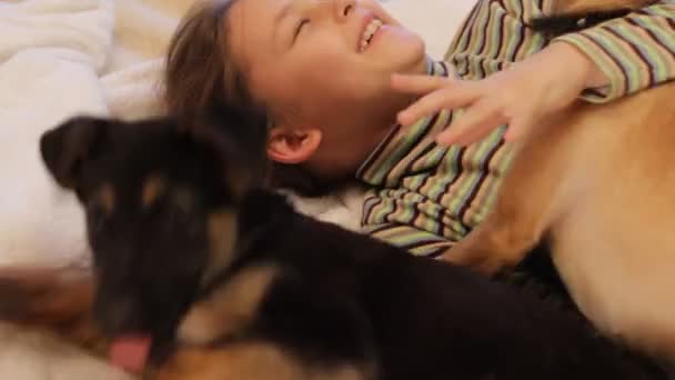 Niña con cachorros en la cama — Vídeo de stock