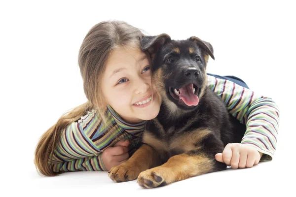 Mignonne petite fille lève les yeux avec un chiot — Photo