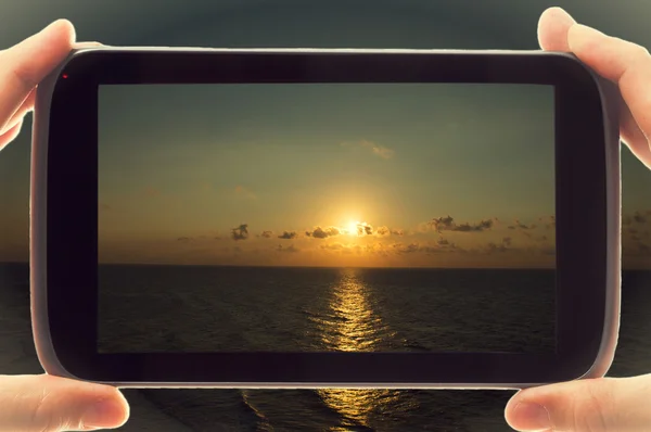 Fotografowanie wschód słońca na telefon — Zdjęcie stockowe