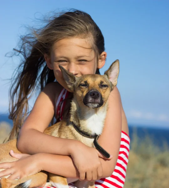 Kid and dog on the sea — Stock Photo, Image