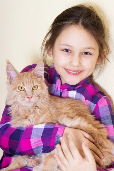 Smiling child and kitten — Stock Photo, Image