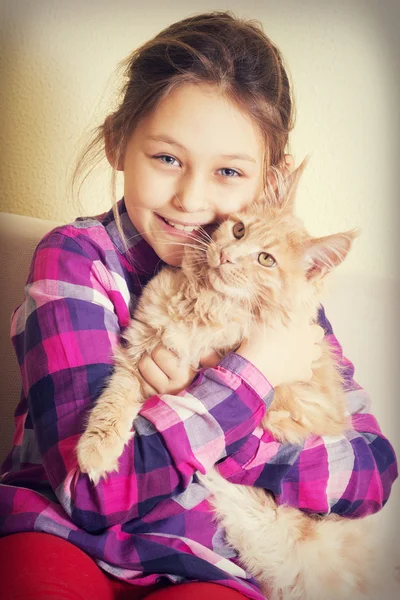 Child and kitten — Stok fotoğraf