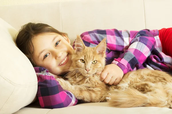 Barn kramas en kattunge — Stockfoto