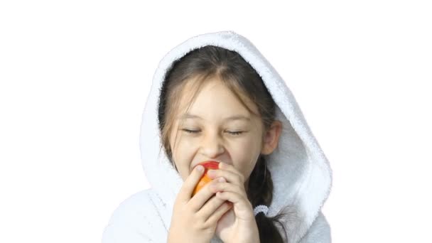 Kind isst roten Apfel — Stockvideo