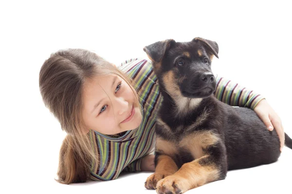 Enfant et chiot sur fond blanc — Photo