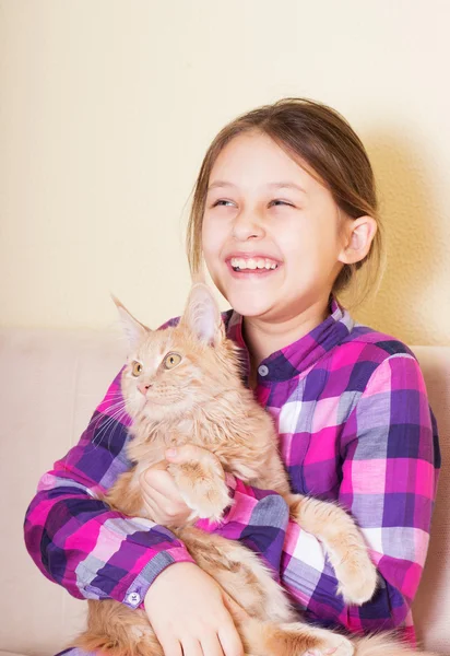 Śmiejąc się dziewczyna i kot — Zdjęcie stockowe