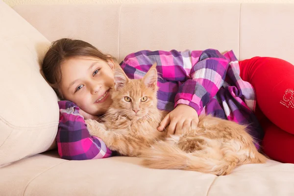 Niño abrazando gato —  Fotos de Stock