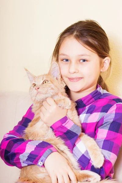 Meisje en kat — Stockfoto