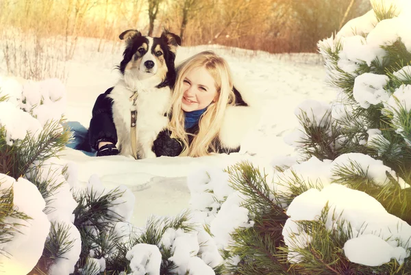 Девушка и собака зимой — стоковое фото