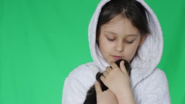 Menina com gatinho — Vídeo de Stock