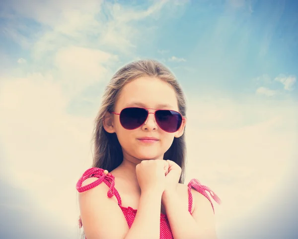 Девушка в солнечных очках — стоковое фото