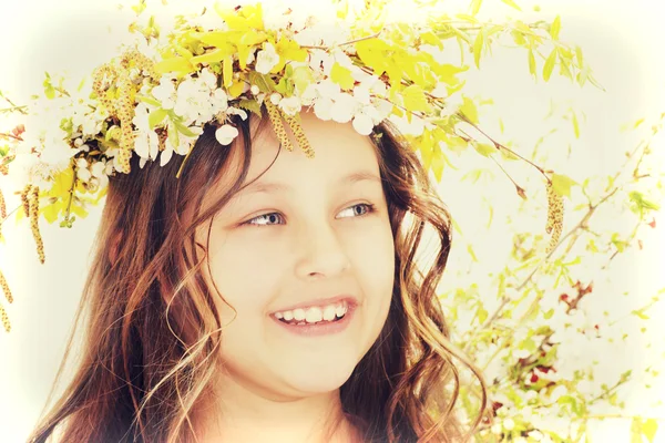 Malá holčička v květinový věnec — Stock fotografie