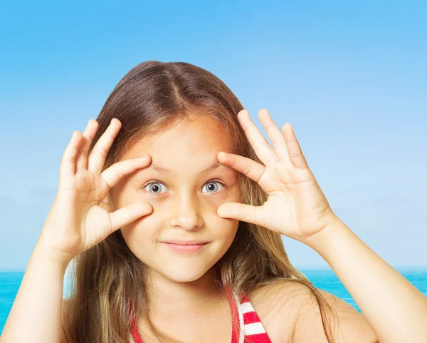 Graciosos ojos de niña se ensancharon en ojos sorpresa contra el b — Foto de Stock