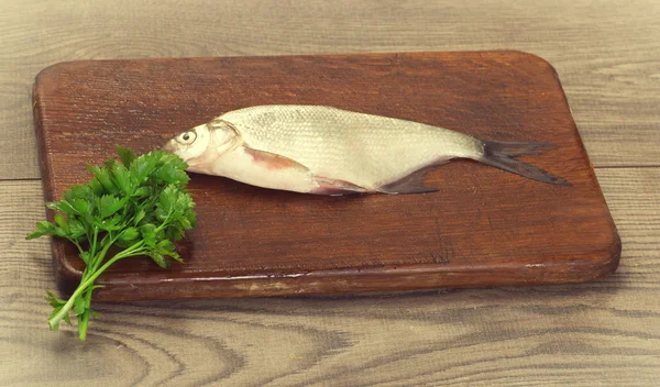 Peixe em uma tábua de corte — Fotografia de Stock