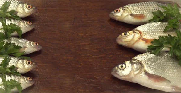 Vários peixes no tabuleiro de madeira — Fotografia de Stock