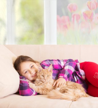 Çocuk sarılma kedi