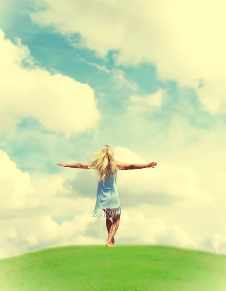 Girl stands on a hill outstretched hand — Stock Photo, Image