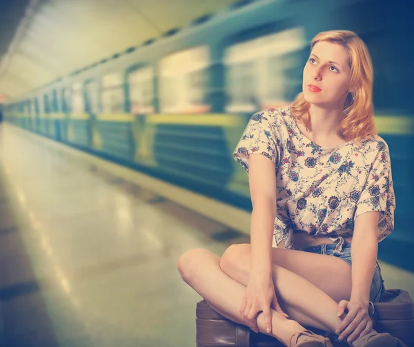 Дівчина і поїзд — стокове фото