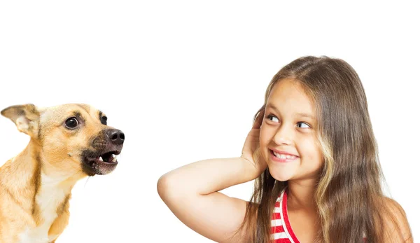 Niña escuchando al perro —  Fotos de Stock