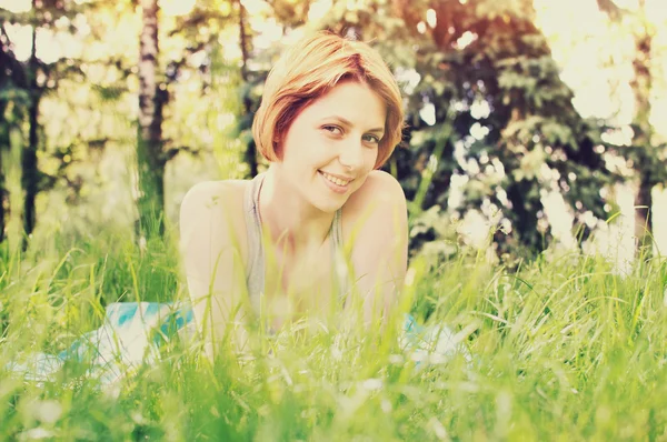 Fille dans l'herbe — Photo