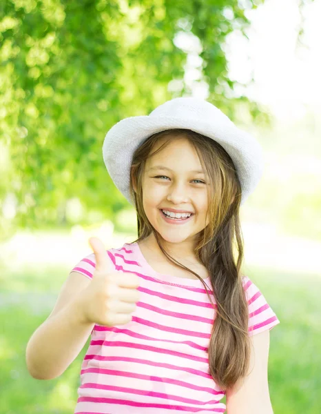 Gelukkig kind buiten — Stockfoto