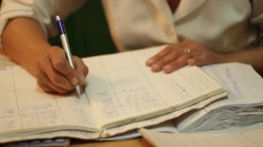 Doktor kayıt defterine yazma