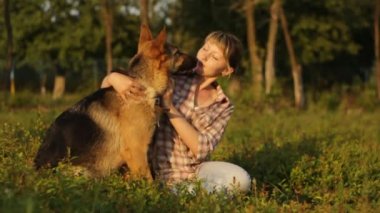 Alman çoban köpek kadınla