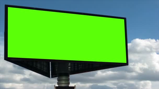Gökyüzü arka plan üzerinde yeşil billboard — Stok video