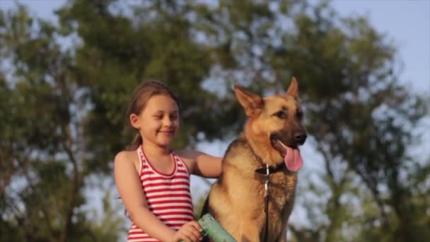 ドイツの羊飼いの犬を持つ少女 — ストック動画