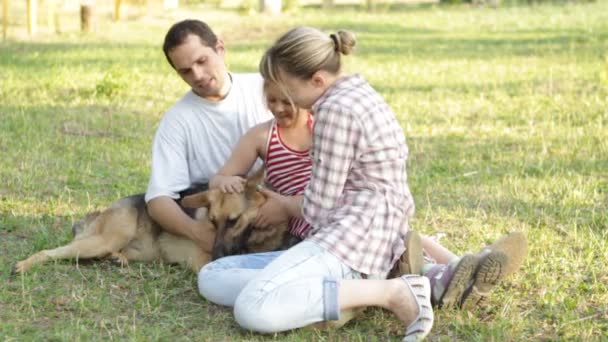 Familia con perro pastor alemán — Vídeos de Stock