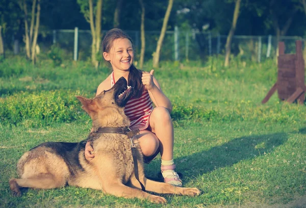 Kind trainiert den Hund — Stockfoto