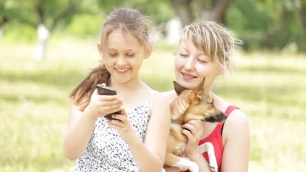 Meisje dat neemt selfie met mam en hond — Stockvideo