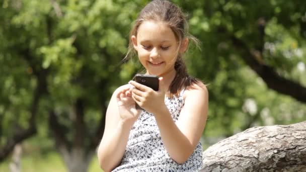 Niña tomando selfie — Vídeo de stock