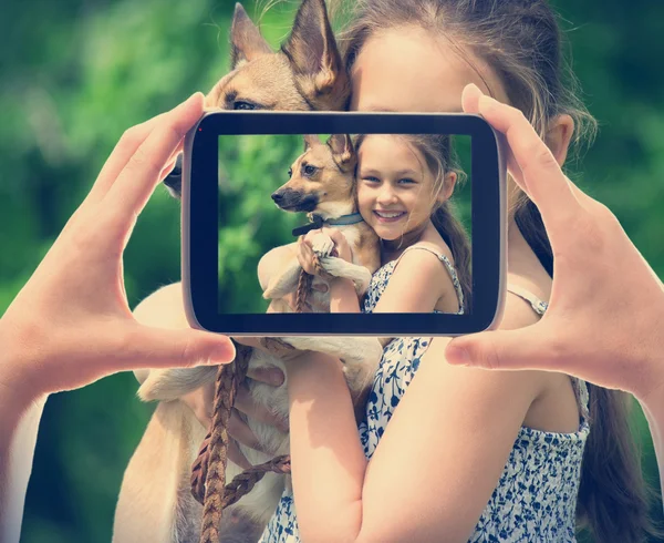 Take a photo kid and a dog — Stockfoto