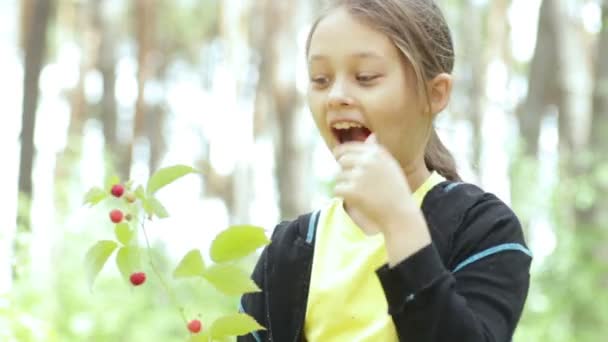 Menina comendo bagas — Vídeo de Stock