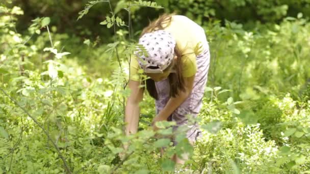 Fille manger des baies 