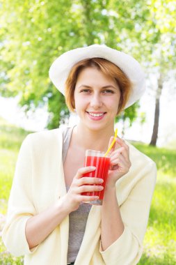 Kız gülümseyerek içecekler suyu