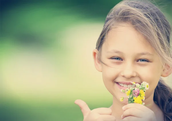 Kid en wilde bloemen — Stockfoto