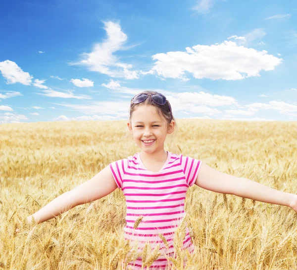 Kleines Mädchen im Weizenfeld — Stockfoto