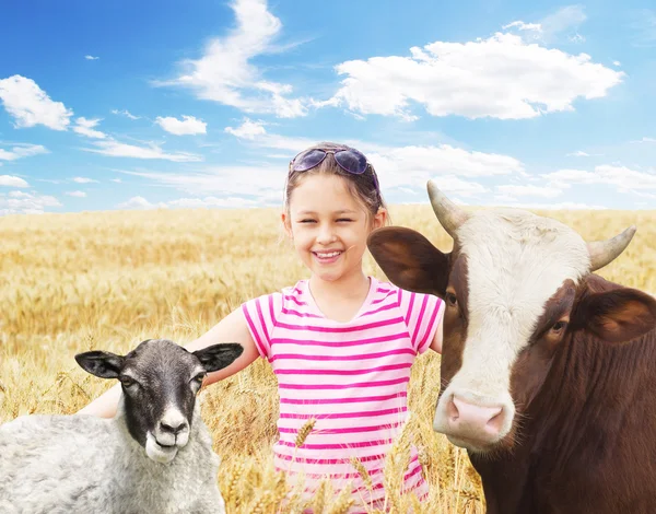 Niño y una vaca y una oveja — Foto de Stock