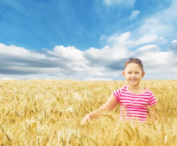 Girl and wheat — Stock Photo, Image