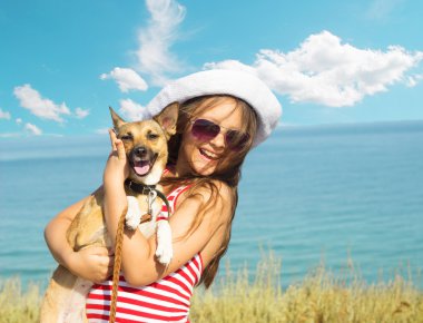 çocuk ve köpek ve deniz