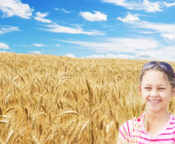 Menina e um campo de trigo — Fotografia de Stock