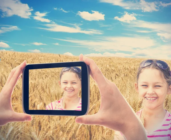 Фотографировать ребенка со смартфона на пшеничном поле — стоковое фото
