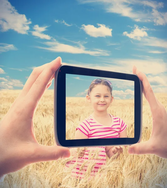 Fotograferen smartphone meisje in tarwe — Stockfoto