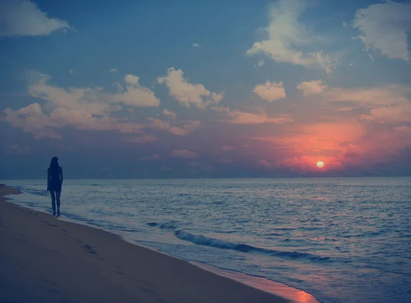 Silhueta menina e nascer do sol no mar — Fotografia de Stock