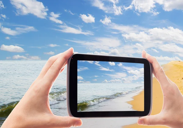 Fotograferen smartphone aan zee — Stockfoto