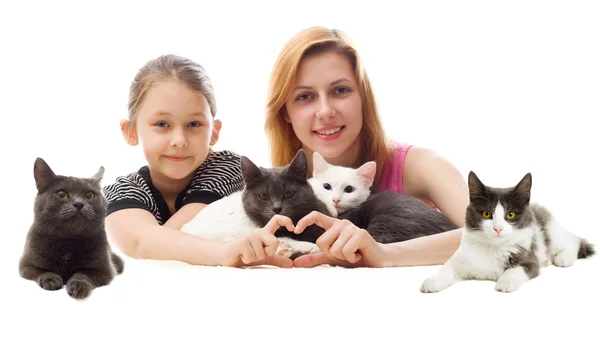 Meninas abraçando gatos — Fotografia de Stock