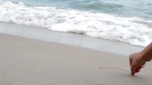 Signo de pintura del corazón en la playa del mar — Vídeo de stock