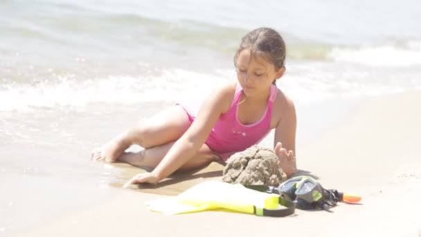 Дитина грає з піском на морі — стокове відео
